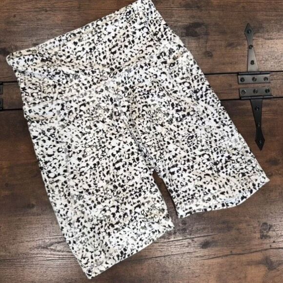 Old Navy Powersoft 8” Biker Shorts Hi Rise Phone Pocket Size Small White & Black - Picture 2 of 9